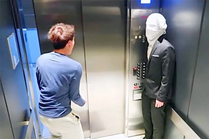 you-won-t-believe-these-weird-things-that-were-caught-on-elevator