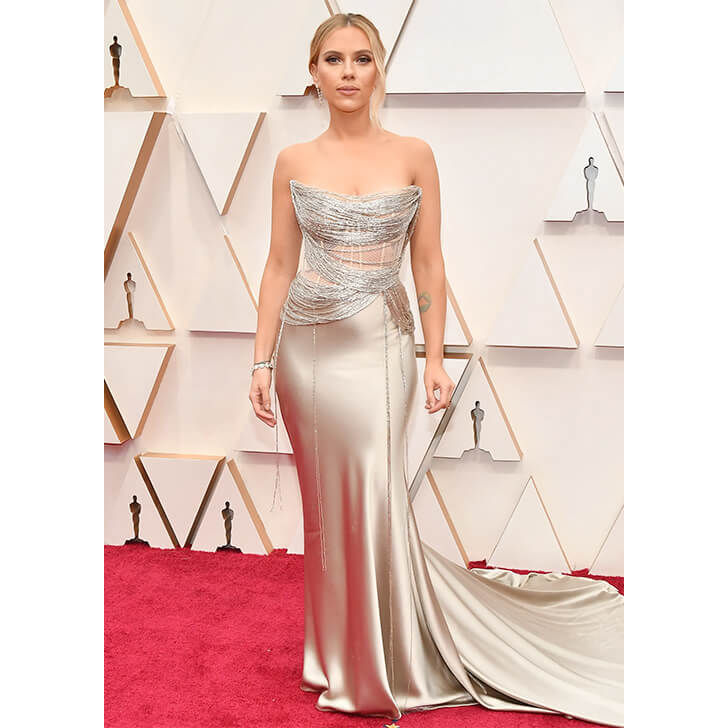Charlize Theron Feiert Zeitlos Schön: Hollywood Star Wird 50 – Diese Outfits Sind Legendär! - fi7ptmc