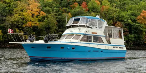 The Truth About Living on a Houseboat – A Family’s Journey