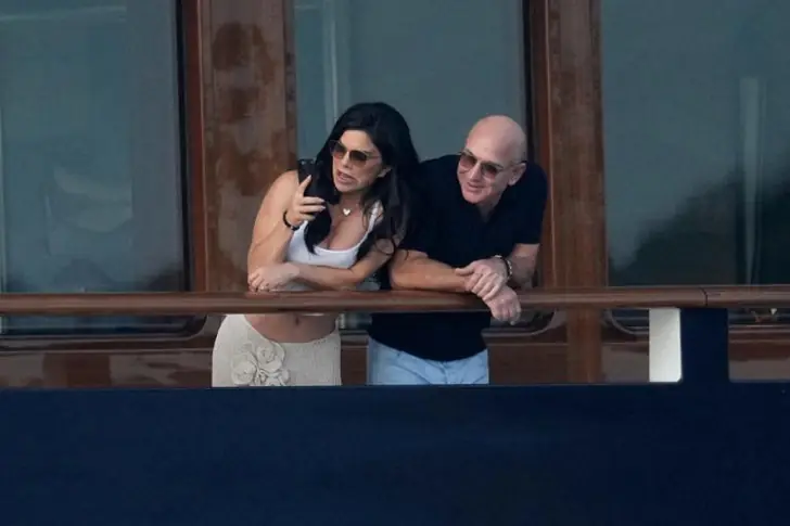 Why the Jeff Bezos yacht is popular?