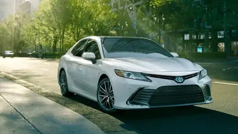 Which Toyota Camry Is Worth Buying – 2021 or 2022?