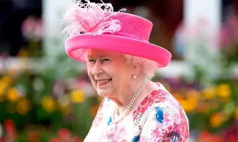 People Are Going Crazy Over a Gadget Seen on Queen Elizabeth’s Photograph with the UK’s New Prime Minister