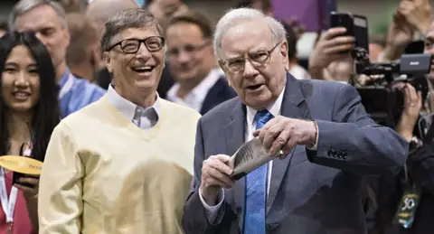Warren Buffett Almost Persuaded Bill Gates to Buy a $370 Million Gift