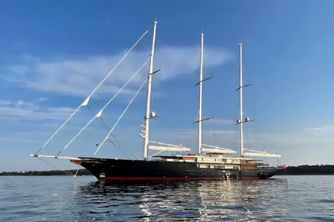 Why Jeff Bezos’s Yacht is Making Waves in the Yachting World