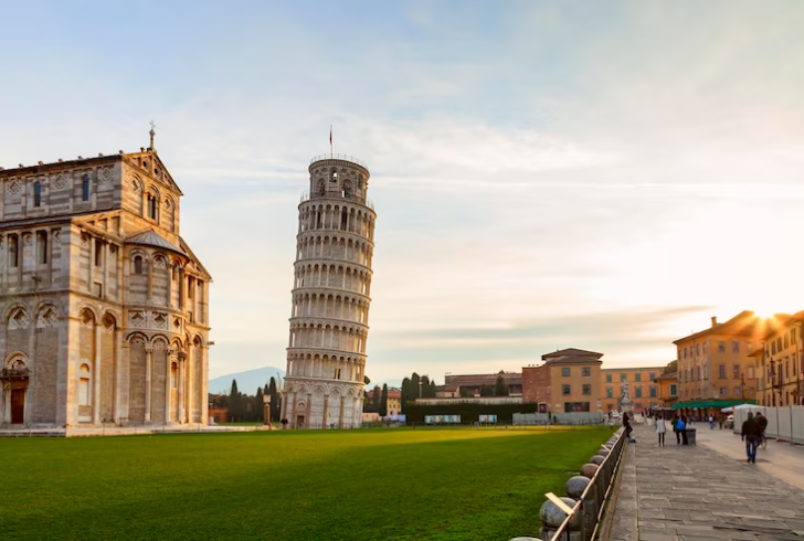 Image by lorenzobovi on Freepik | Explore iconic sites like the Leaning Tower of Pisa through affordable group tours and day trips.