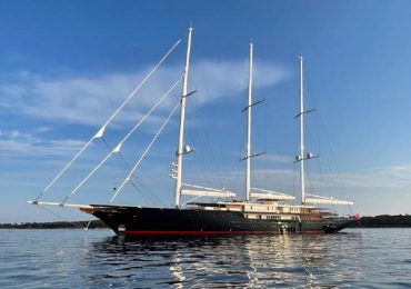 Why the Jeff Bezos yacht is popular?