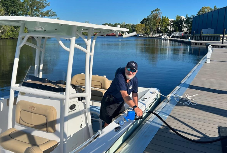 Boating Etiquette Rules - Be Efficient at the Fuel Dock